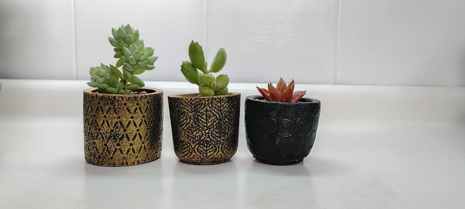 Cuenco artesanal turquesa con piedras blancas y quemador decorativo